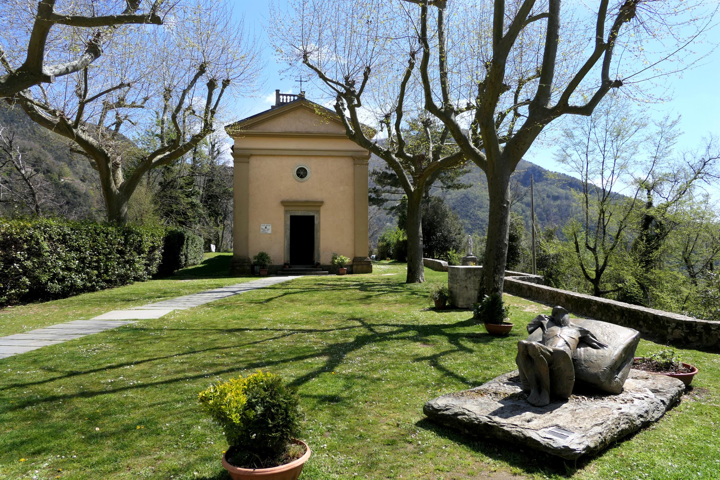 Piazza_della_Chiesa_Sant'Anna_Stazzema