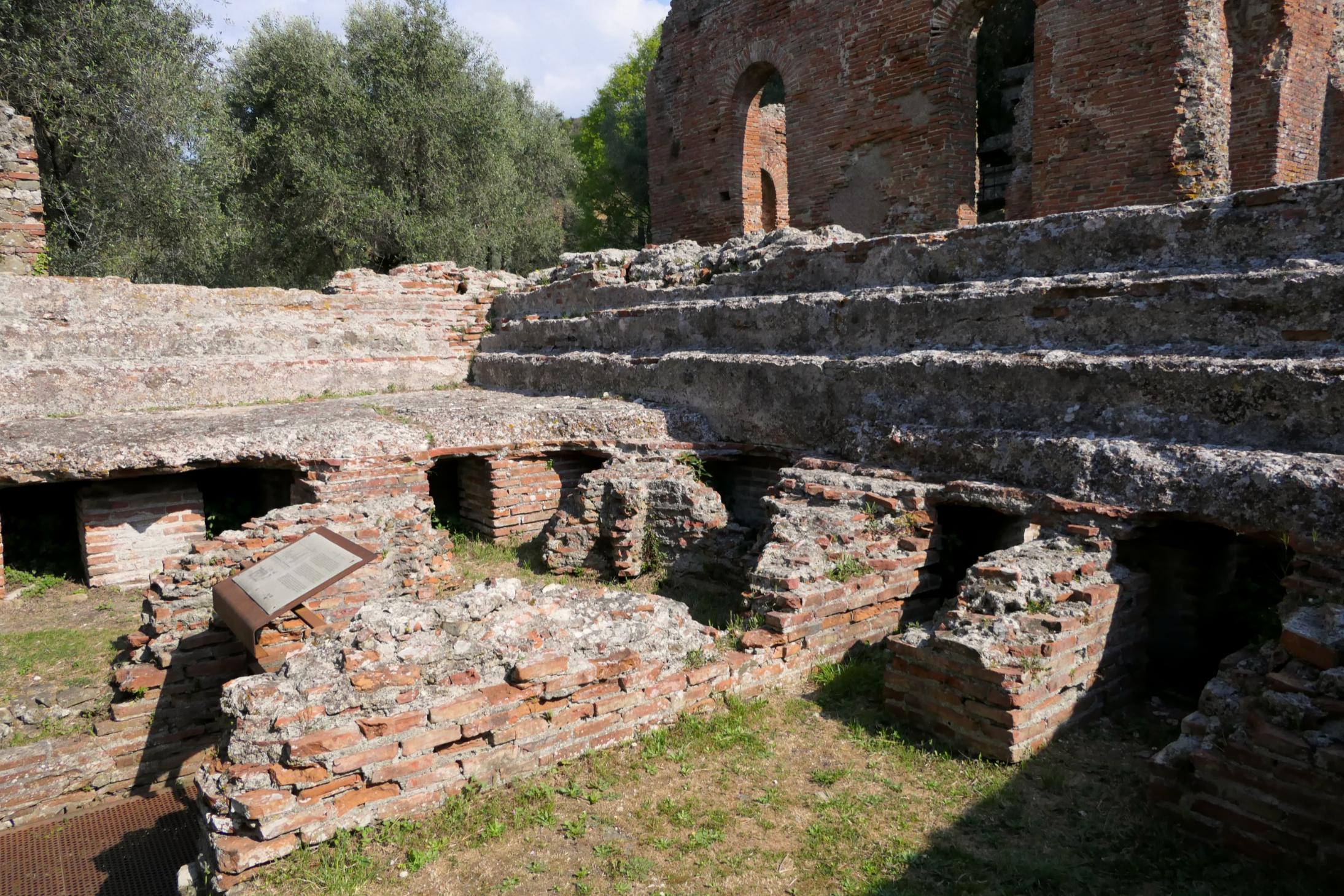 Parte_sottostante_villa_Venulei_Massaciuccoli