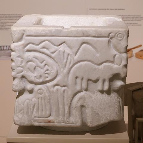 urna_cineraria_marmo_museoArcheologico_camaiore